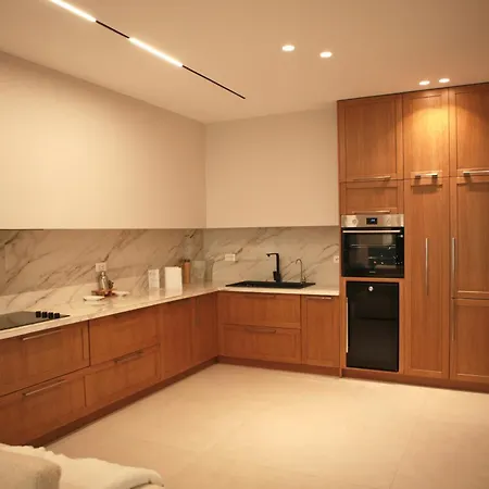 Villa Escape 21 *